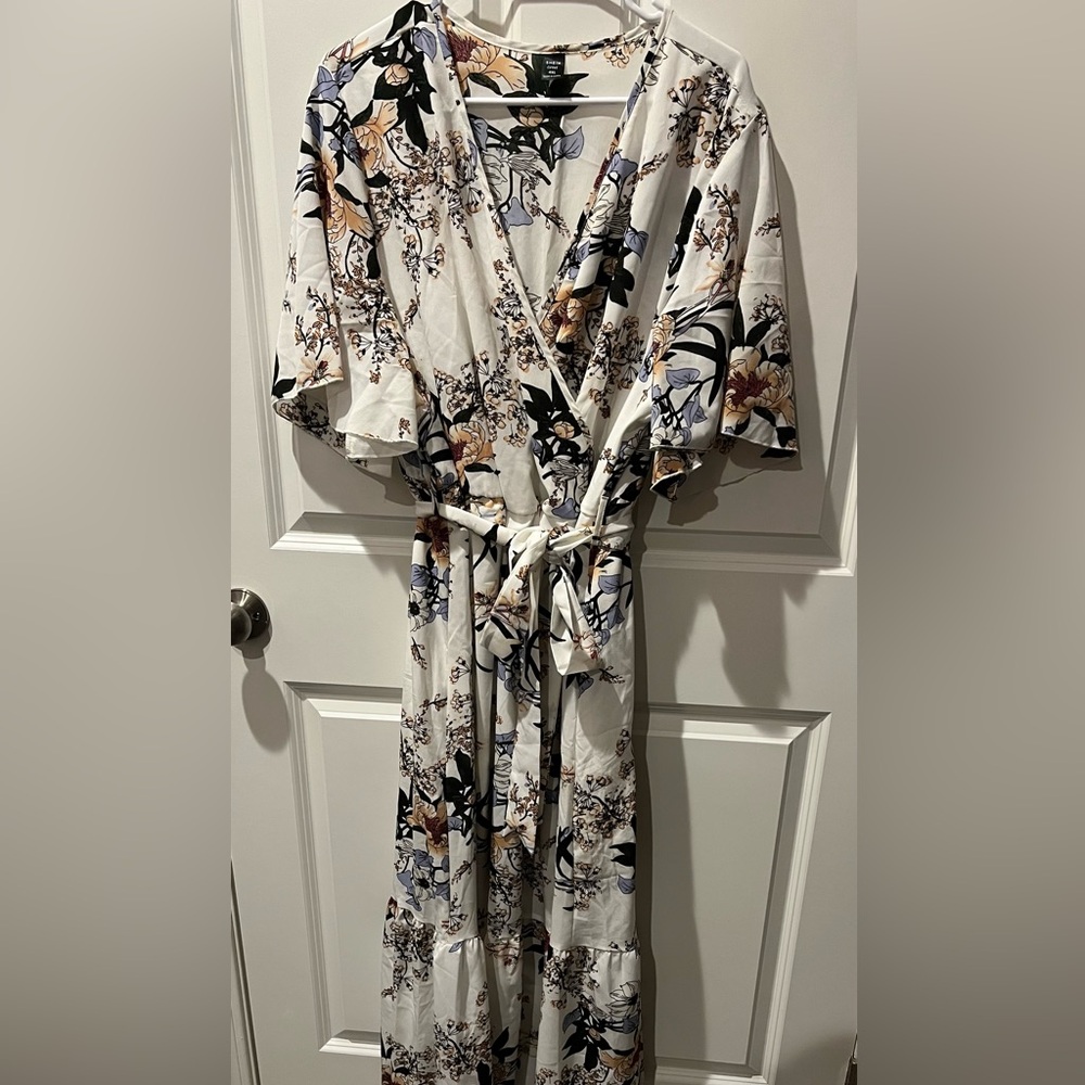Adorable White Floral Short Sleeve 4XL Dress